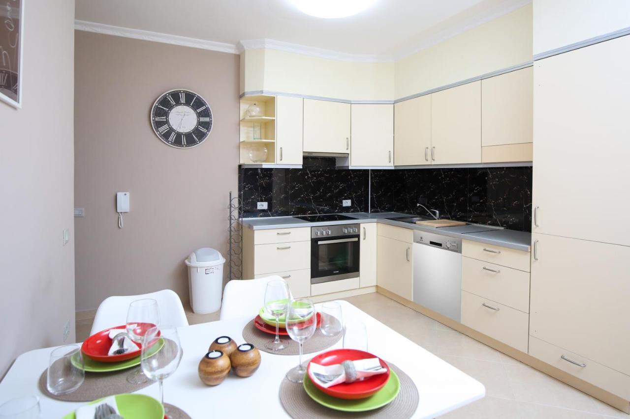 Tafa Deluxe Apartment Вльора Екстер'єр фото